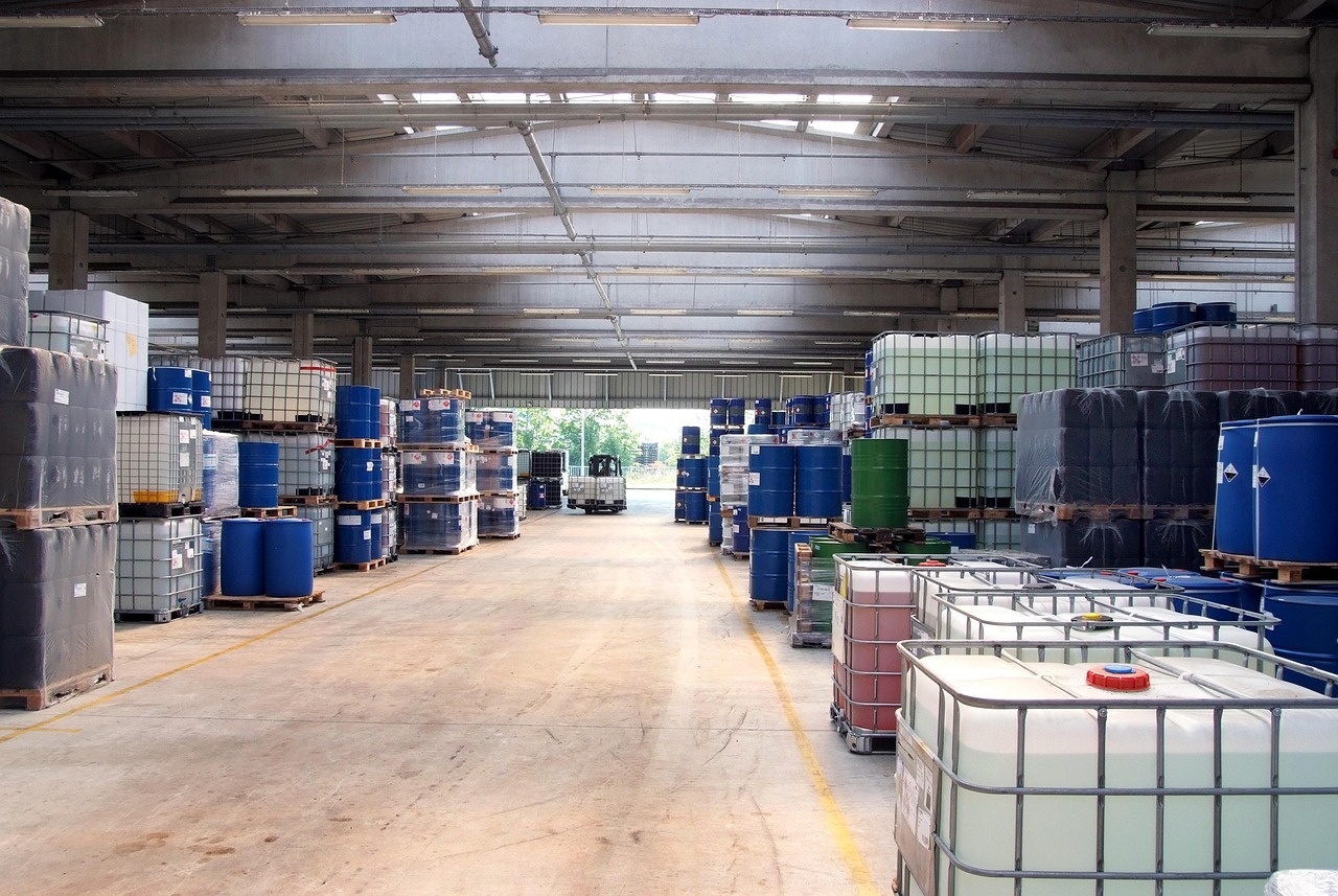 Jakie są różnice między magazynami self storage a tradycyjnymi magazynami?
